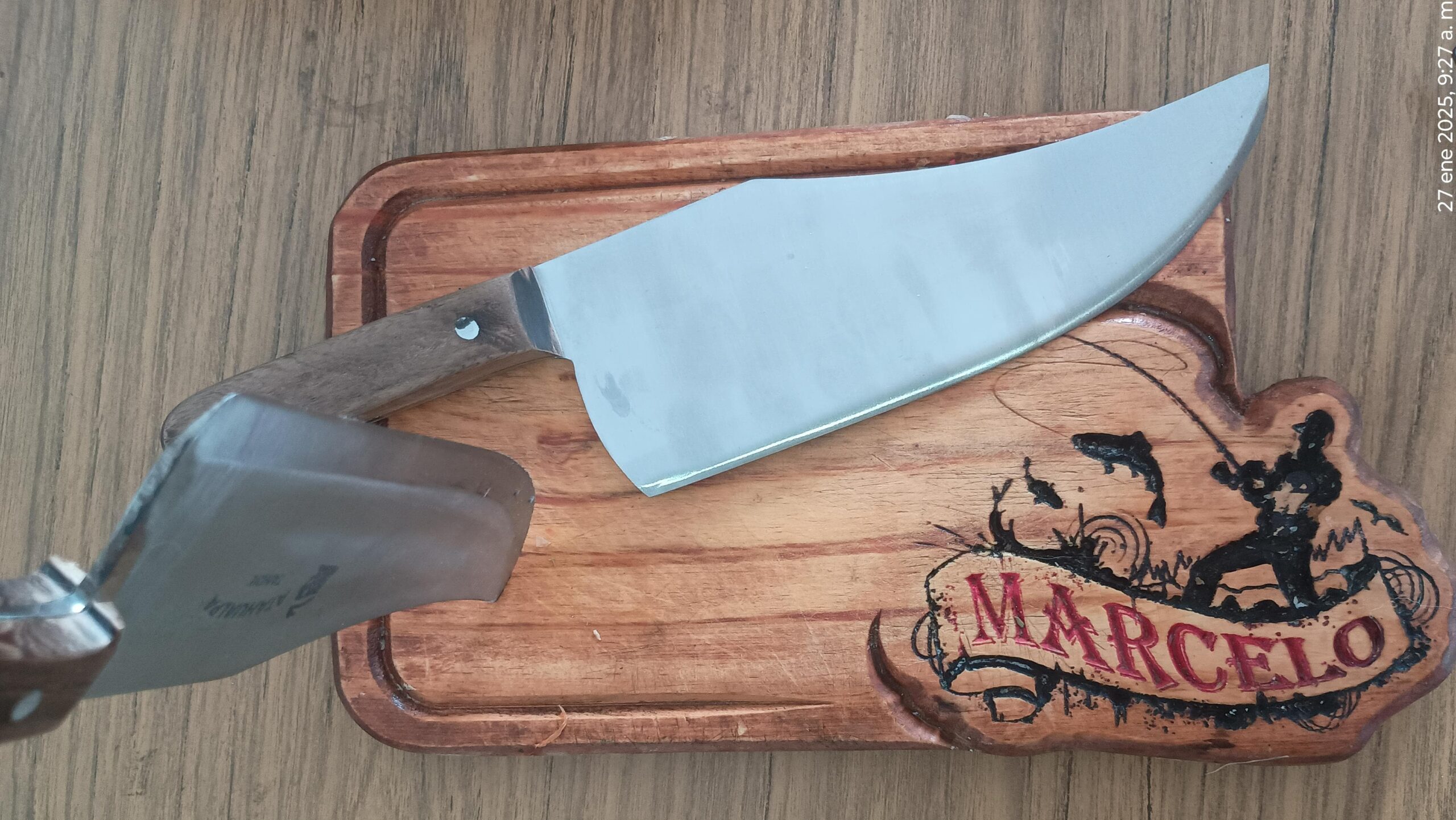 Cuchillo parrillero y tablas personalizadas.